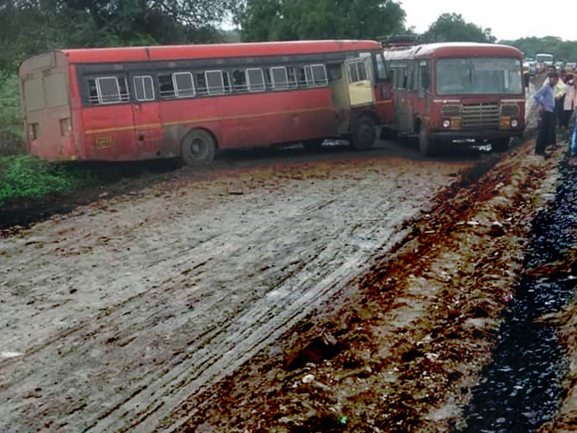 Parbhani: Two buses fall | परभणी : दोन बसेस घसरल्या