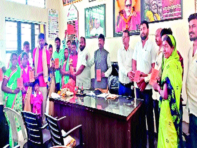 Allocation of ration card in Panchayat Samiti | पंचायत समितीमध्ये रेशनकार्डचे वाटप