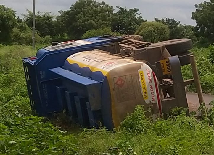 A petrol tanker overturned near Londri village in Jamner taluka | जामनेर तालुक्यातील लोंढ्री गावाजवळ पेट्रोलचा टँकर उलटला
