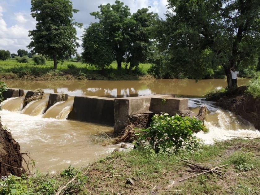 Cement storage dam on Gogdi river near Sangavi village in Jamnar taluka for the third time escapes | जामनेर तालुक्यातील सांगवी गावाजवळील गोगडी नदीवरील सिमेंट साठवण बंधाऱ्याला तिसऱ्यांदा भगदाड