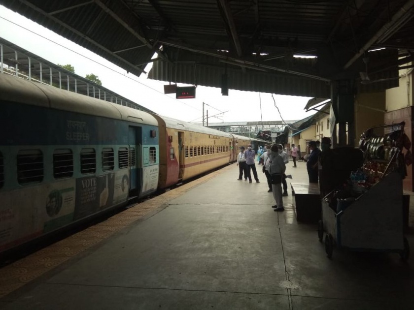 On the first day, five trains ran from Bhusawal railway station | पहिल्या दिवशी भुसावळ रेल्वे स्थानकावरून धावल्या पाच गाड्या