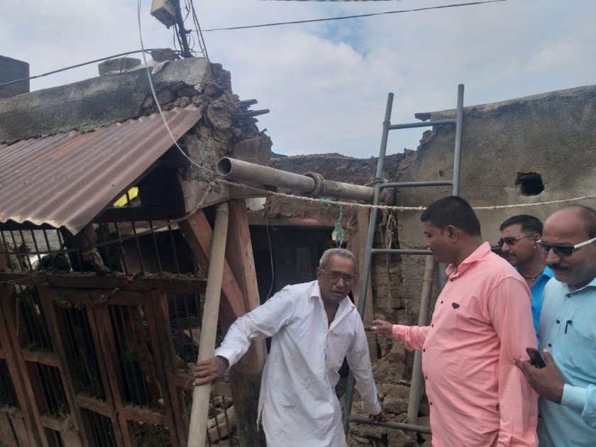 The house collapsed at Waghli in Chalisgaon taluka | चाळीसगाव तालुक्यातील वाघळी येथे घर कोसळले