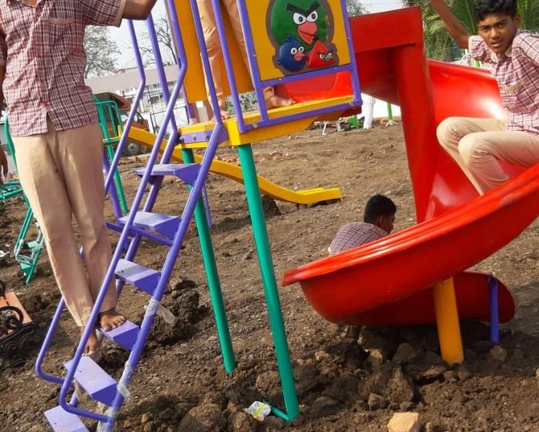 Jamner's playground for children in open plots | जामनेरला खुल्या भूखंडात मुलांसाठी खेळाची साहित्ये