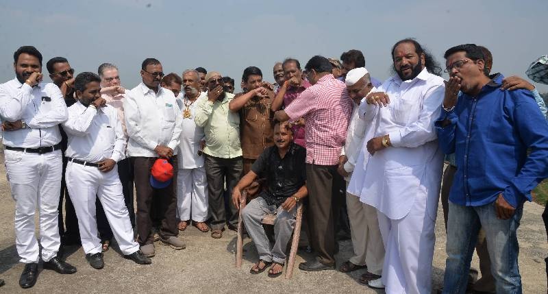 Shivshahi Pulpani protesters protest in Kolhapur, action committee members organized | कोल्हापुरात शिवाजी पूलप्रश्नी आंदोलकाचे अर्धमुंडन, कृती समितीच्या कार्यकर्त्यांनी केला शंखध्वनी