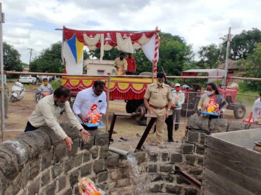 In Shrigonda, the idols given to the municipality by the citizens were immersed by the administration | श्रीगोंद्यात नागरिकांनी नगरपालिकेला दिल्या मूर्ती, प्रशासनाने एकत्रितपणे केले विसर्जन