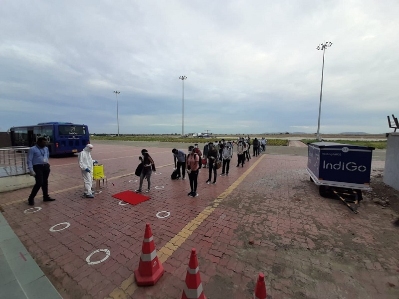 First flight arrives at Shirdi airport after lockdown; 41 passengers brought from Hyderabad | लॉकडाऊननंतर शिर्डी विमानतळावर पहिले विमान दाखल; हैद्राबाद येथून आणले ४१ प्रवासी
