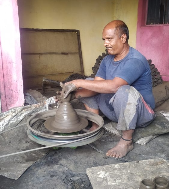 Craftsmen busy speeding up the making of Sugade on the backdrop of Sankranti: Importance for giving variety to Sankranti | संक्रांतीच्या पार्श्वभूमीवर सुगडे बनविण्याला वेग कारागीर व्यस्त : संक्रांतीला वाण देण्यासाठी महत्त्व