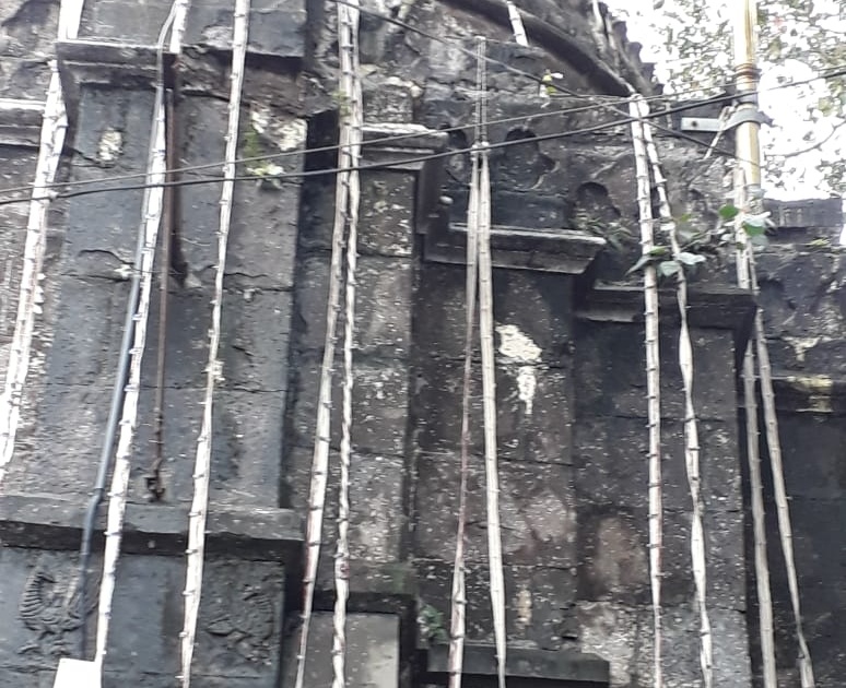  The stone of the Kapaleshwar temple on Godatira collapsed | गोदातीरावरील कपालेश्वर मंदिराचा दगड कोसळला