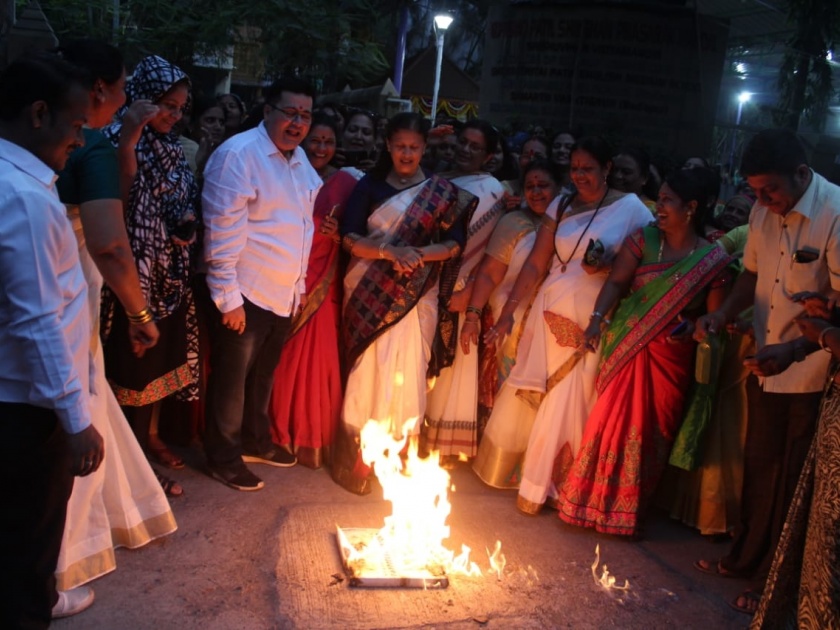 NCP Women's Congress burns EVMs and Manusmriti in Thane | राष्ट्रवादी महिला काँग्रेसने ठाण्यात जाळली ईव्हीएम आणि मनुस्मृती