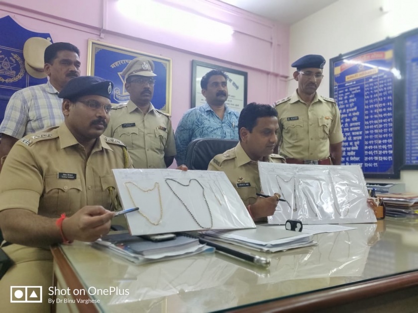 Accused arrested for stealing gold chains from women at Thane | ठाण्यात महिलांच्या सोनसाखळ्या जबरीने चोरणाऱ्यास अटक