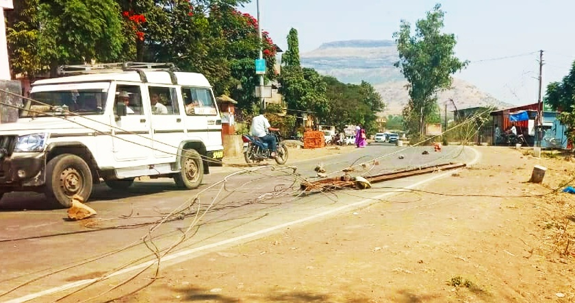  The electric pole collapsed on the road | विद्युत पोल रस्त्यावर कोसळला