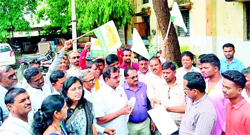 Vidarbha State Movement Committee made electricity bills | विदर्भ राज्य आंदोलन समितीने ठिय्या देत वीजबिलांची केली होळी