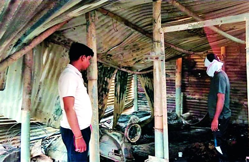 The loss of 10 lakh 40 thousand in the fire | आगीत १० लाख ४० हजारांचे नुकसान