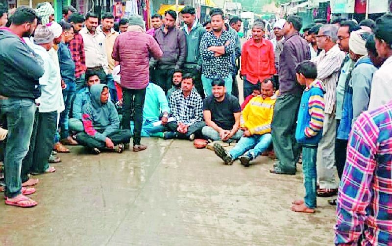 Rasta Roko agitation at Kalamb | कळंब येथे रास्ता रोको आंदोलन