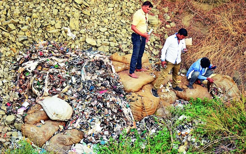 A partially burnt stock of medicine was found in a well near Indlan | इंदलानजीकच्या विहिरीत अर्धवट जळालेला औषधीसाठा आढळला