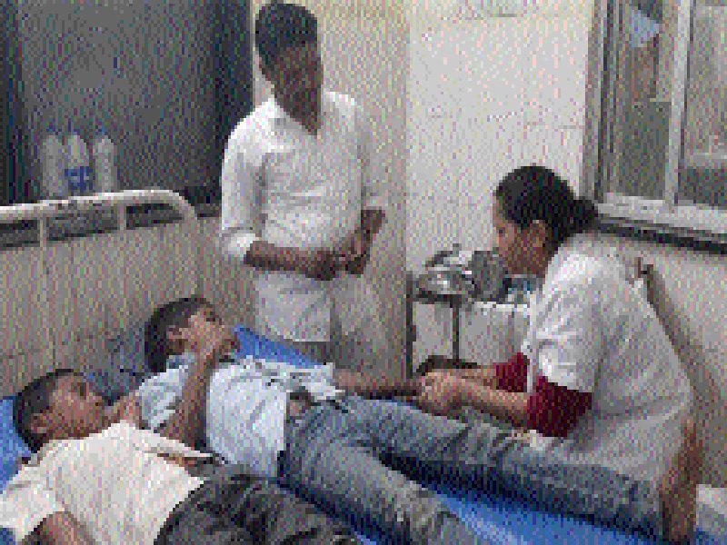 Disease from 14 students of Dewadhi | वडवणीच्या १४ विद्यार्थ्यांना जेवणातून विषबाधा