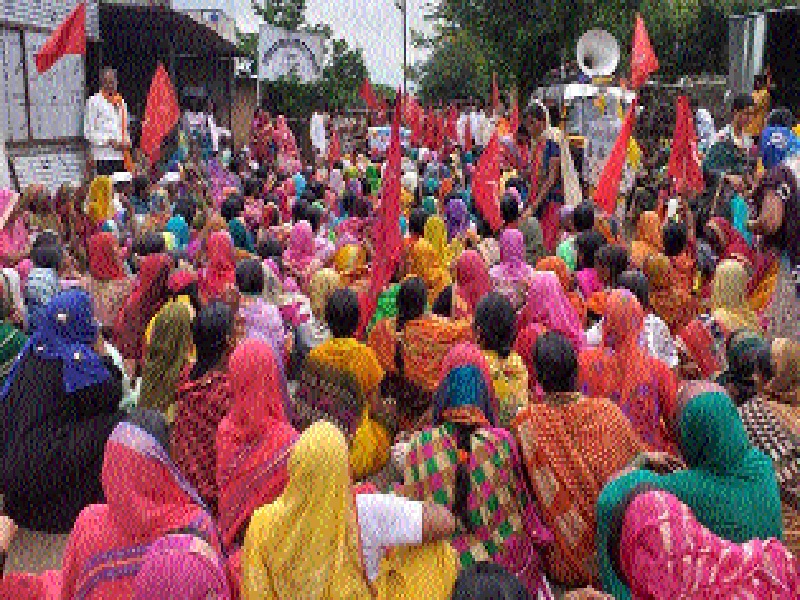 Deshdoot women workers face a tahsil in Dharur | धारूरमध्ये ऊसतोड महिला कामगारांचा तहसीलवर मोर्चा