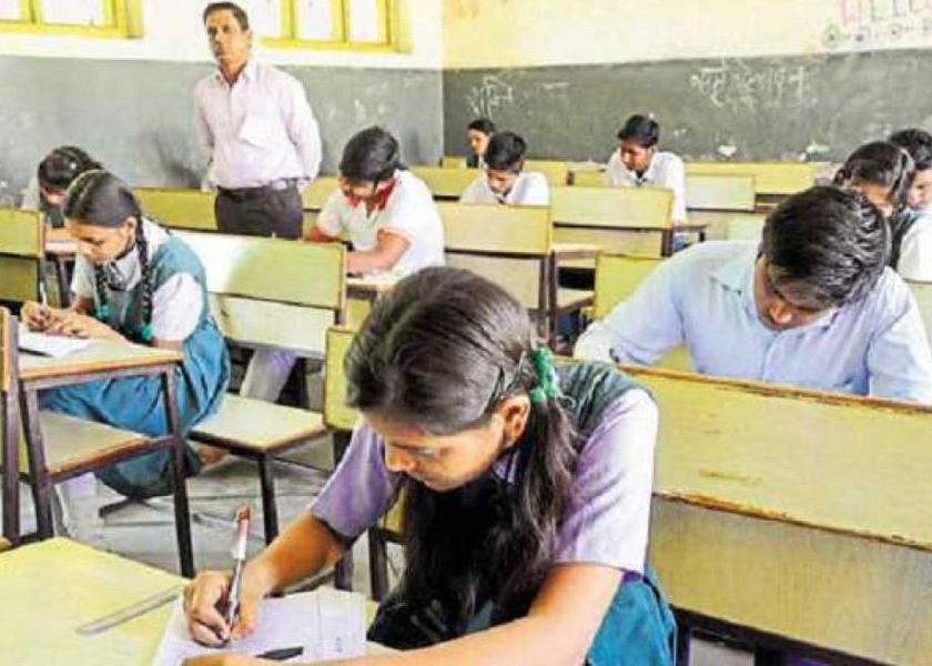 Question papers in students hand before exam in Chandrapur district | चंद्रपूर जिल्ह्यात परिक्षेआधीच विद्यार्थ्यांच्या हाती येते प्रश्नपत्रिका