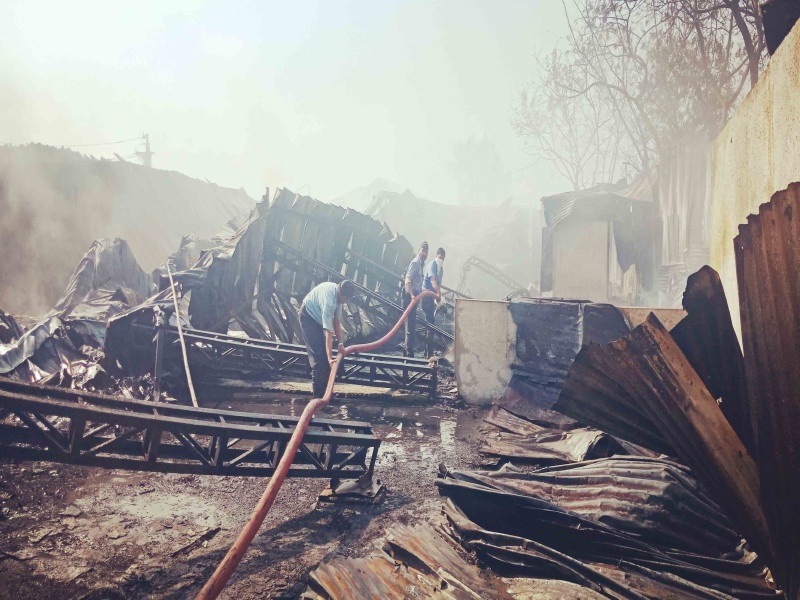 Tharmacol factory destroyed in fire at Sanaswadi | सणसवाडीत थर्माकॉल कारखान्याला भीषण आग