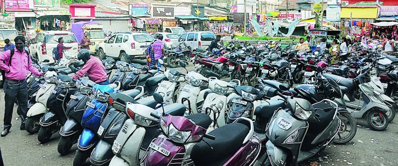 Threatening in the name of parking in Nagpur | नागपुरात पार्किंगच्या नावावर सुरू आहे भाईगिरी