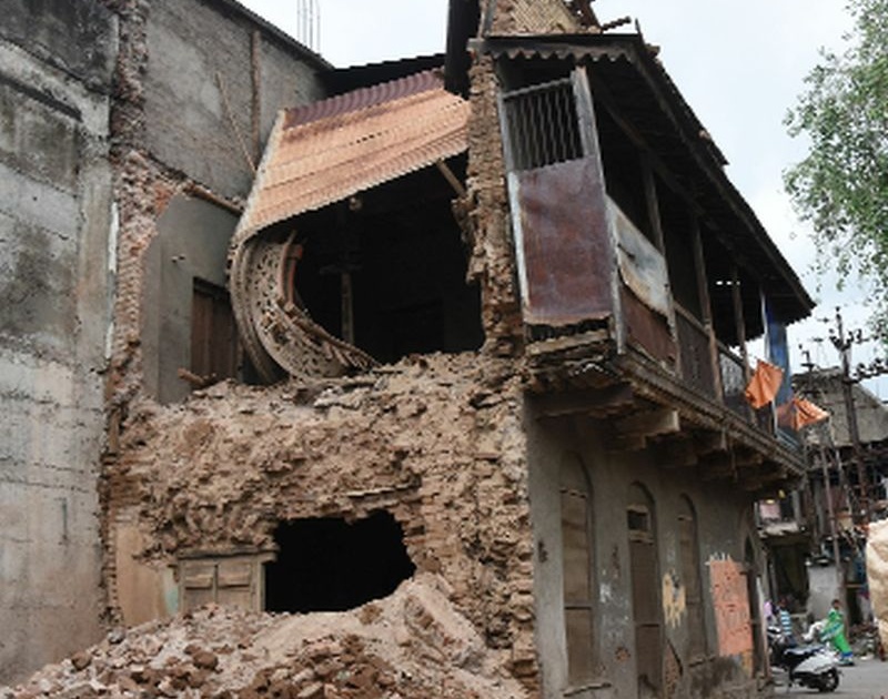 The rain collapses the dilapidated building; The casualties were avoided | पावसाने जीर्ण इमारतील कोसळली ; प्राणहानी टळली 
