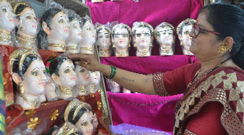Gauri's eye-catching masks are on the market | गौरीची आकर्षक मुखवटे बाजारात दाखल