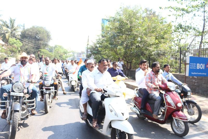 Kolhapur: Motorcycles protest rally against debt waiver policy, government's policy of death of farmers: Satej Patil | कोल्हापूर : कर्जमाफी धोरणाविरोधात मोटारसायकल निषेध रॅली, शेतकऱ्यांचे मरण हेच सरकारचे धोरण : सतेज पाटील