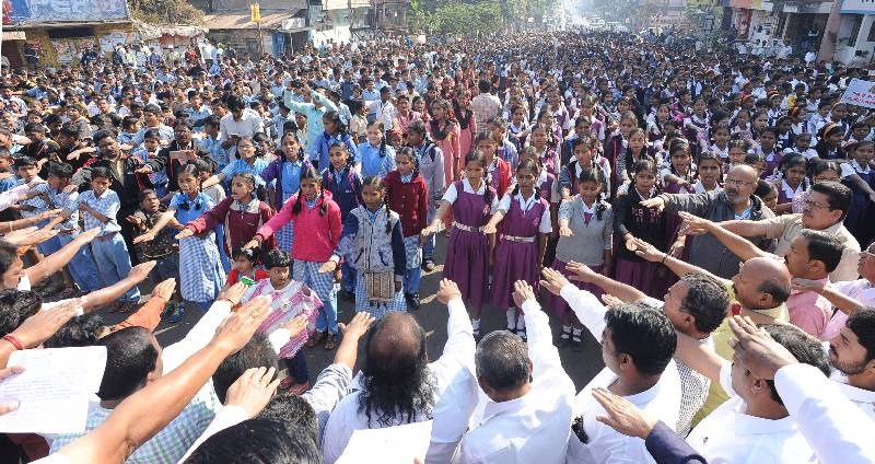 Kolhapur: More than ten thousand students took oath on teacher's road to save education | कोल्हापूर : शिक्षण वाचविण्यासाठी शिक्षक रस्त्यावर, दहा हजारांहून अधिक विद्यार्थ्यांनी घेतली शपथ