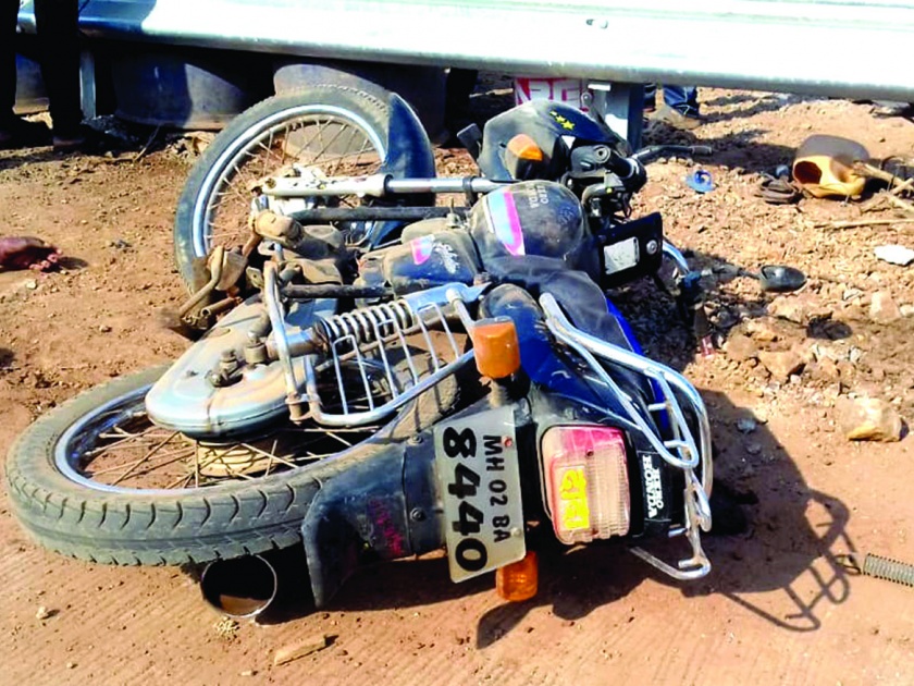 Two killed in motorcycle accident | दुचाकीवरील ताबा सुटल्याने अपघातात युवक ठार