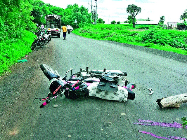The two-wheeler was killed on the spot by an unidentified vehicle | अज्ञात वाहनाच्या धडकेने दुचाकीस्वार जागीच ठार