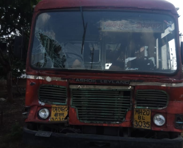 On the national highway the bus hit the container; 12 passengers injured | राष्ट्रीय महामार्गावर बस कंटेनरवर आदळली; १२ प्रवाशी जखमी 