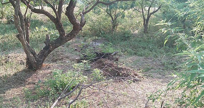 Due to lack of cemeteries in hundreds of villages in Amravati district, cremation takes place near rivers and streams | अमरावती जिल्ह्यातील शंभरावर गावांत स्मशानभूमीअभावी  नदी-नाल्यांकाठी होतात अंत्यसंस्कार