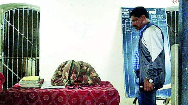 Kottwali Kothdi watch clerk sleeping | कोतवाली कोठडीचा पहारेकरी कुंभकर्णी झोपेत