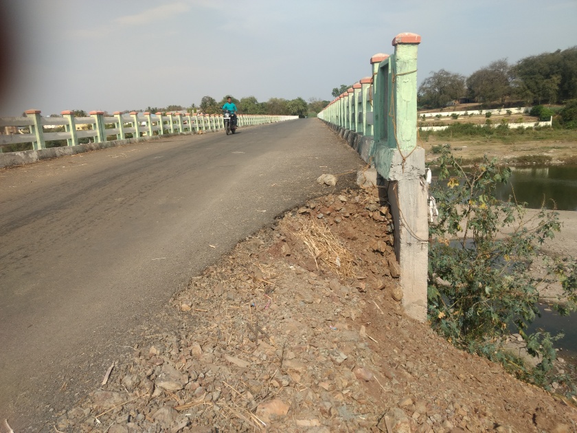 Satara: The bridge was filled with the bridge in Brahmapuri, warning before the inauguration | सातारा : ब्रह्मपुरीतील पुलाचा भराव लागला खचू , उद्घाटनापूर्वीच धोक्याचा इशारा