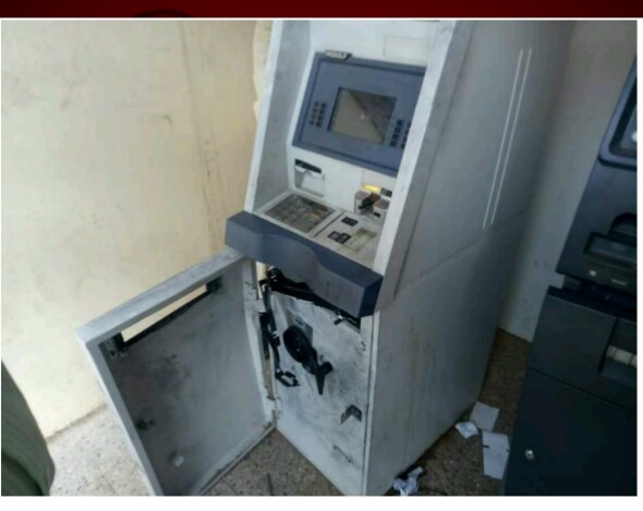 ATMs escaped with cash of eleven lakhs in seven weeks | साताऱ्यात अकरा लाखांच्या रोकडसह एटीएम पळवले