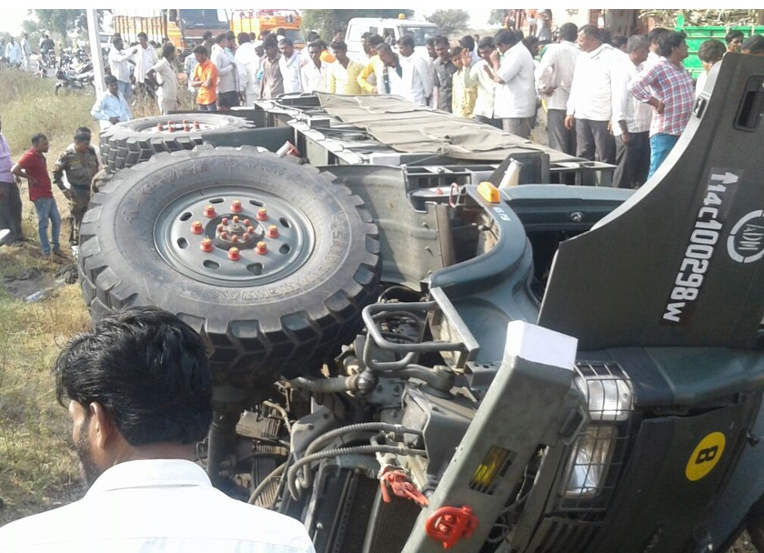 Accident of Beed in the train of Nagar Jawan | नगरच्या जवानांच्या गाडीला बीडमध्ये अपघात