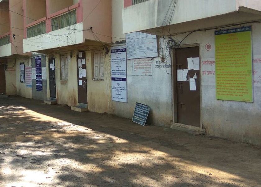 The Aarto office closed for the third consecutive term in Beed | बीडमध्ये सलग तिस-या दिवशीही एआरटीओ कार्यालय बंद