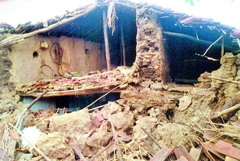 Due to the continuous rain, the house collapsed in Navegaon | संततधार पावसामुळे नवेगाव येथे घर कोसळले