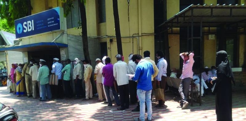 Banks have queues of customers due to lack of time | वेळ कमी असल्याने बॅंकांमध्ये लागतात ग्राहकांच्या रांगा