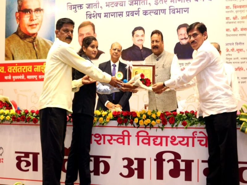 Chopadya Swarangi honored with Ahire Naik Award | चोपड्याची स्वरांगी अहिरे नाईक पुरस्काराने सन्मानित