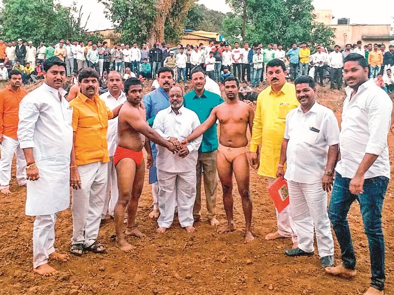 wrestling competition in Karla, Pimpari chinchwad | कार्ल्यात कुस्त्यांचा रंगला आखाडा; परराज्यातील पैलवानाचींही हजेरी