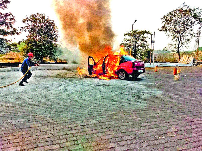 Fire in the vehicle near Igatpuri; The burning car escaped from being alive: Pran survived due to the incident | इगतपुरीजवळ वाहनाला आग; जीवितहानी टळली द बर्निंग कार : प्रसंगावधान दाखवल्याने वाचले प्राण