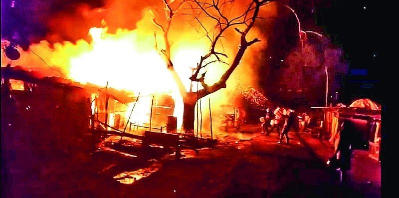 Cylinder explosion burns house with flour mill | सिलिंडरच्या स्फोटात पीठगिरणीसह घर भस्मसात