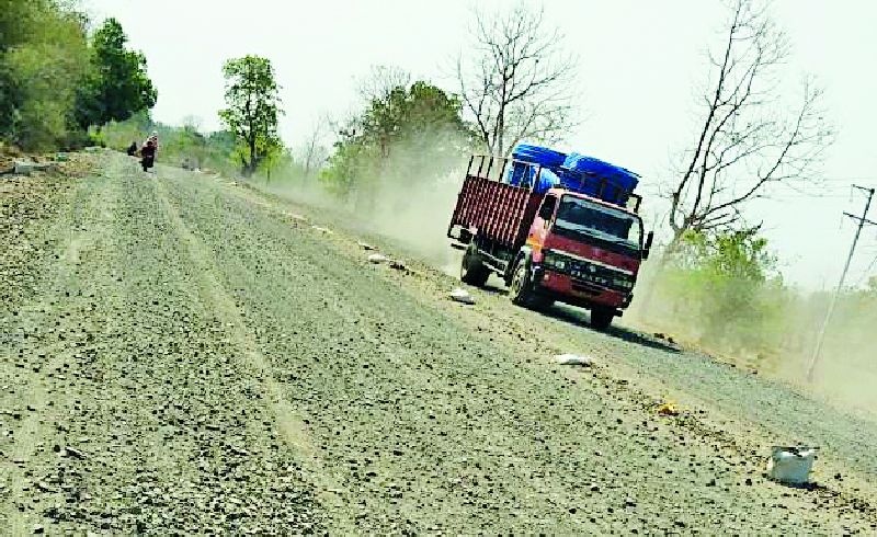 Invitation to Chimur-Varora road accident | चिमूर-वरोरा रस्ता अपघाताला आमंत्रण