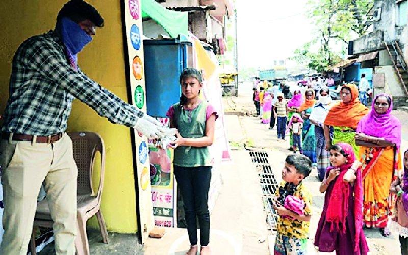 Shiv Bhojan is providing support to thousands of the poor | शिवभोजन थाळी देत आहे हजारो निराश्रितांना आधार