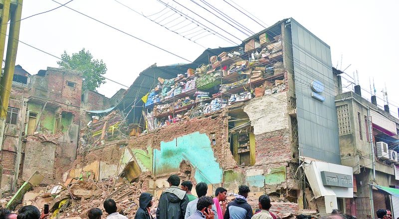 Akola 270 demolished buildings can be dangerous | अकोला: २७० शिकस्त इमारती ठरू शकतात धोकादायक