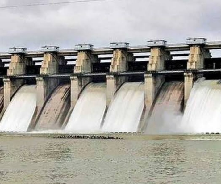 Water storage in dams halved | धरणांतील जलसाठा निम्म्यावर