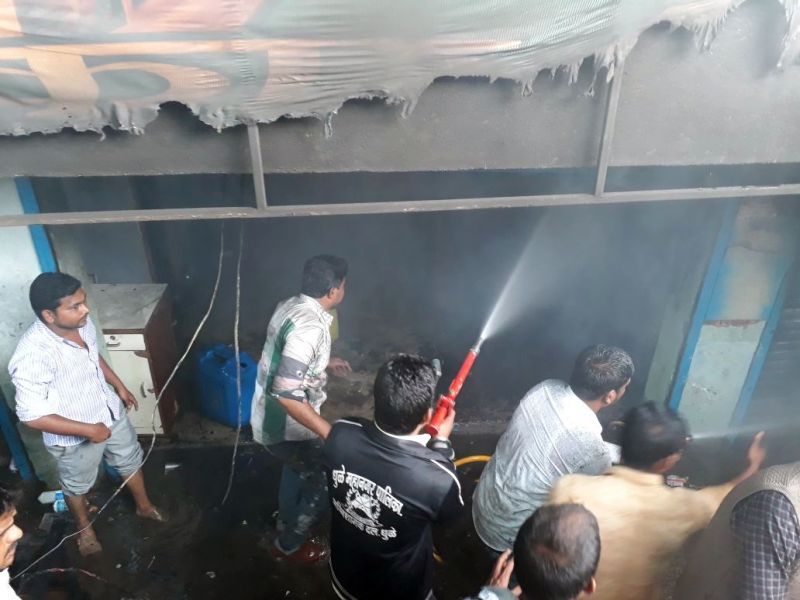 Loss of Fire, Lakhs in Dhule Cush shop | धुळ्यातील कुशन दुकानाला आग, लाखाचे नुकसान