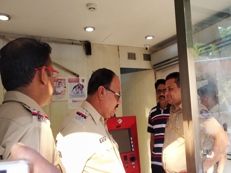 A long-running ATM machine by thieves in Dhule | धुळ्यात चोरट्यांनी लांबविले एटीएम मशिन
