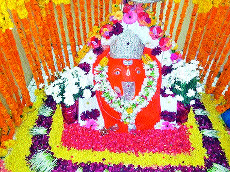 Flowers relief in Siddhivinayak Temple | सिद्धिविनायक मंदिरात फुलांची आरास